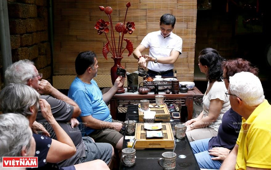 Artisan Hoang Anh Suong performs tea-making (Photo:VNP/VNA)