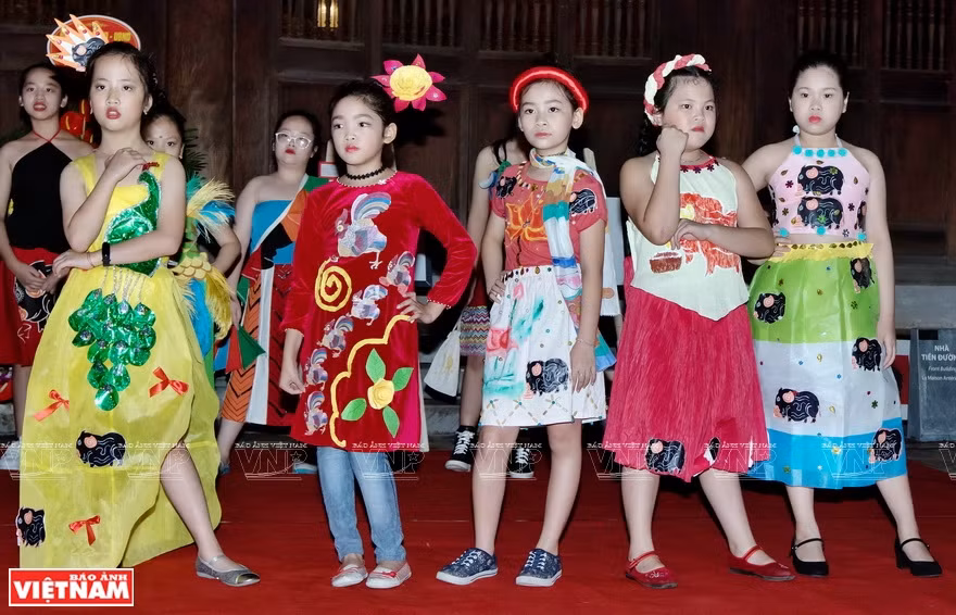 Patterns of Dong Ho paintings have inspired many ao dai designers (Photo:VNA/VNP)