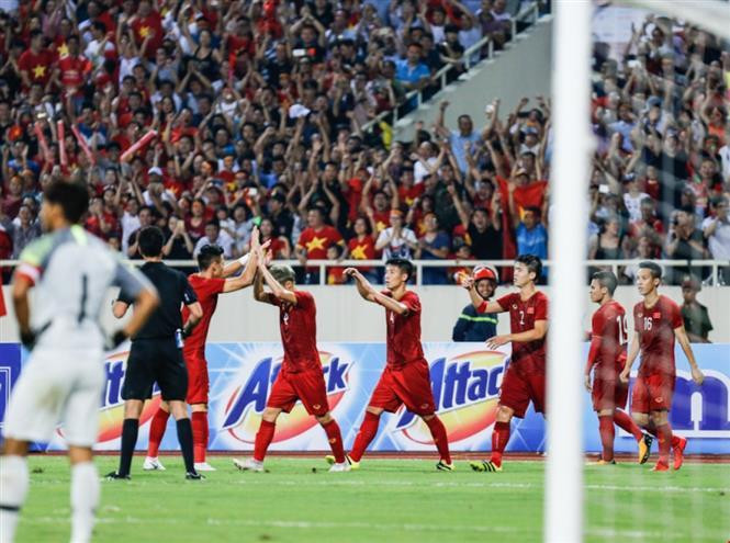 Vietnamese football players celebrate the goal (Photo:VNA)