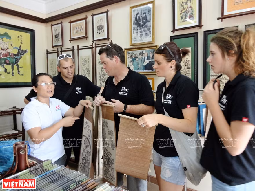 Many foreign visitors choose Dong Ho paintings as souvenirs from Vietnam (Photo:VNA/VNP)