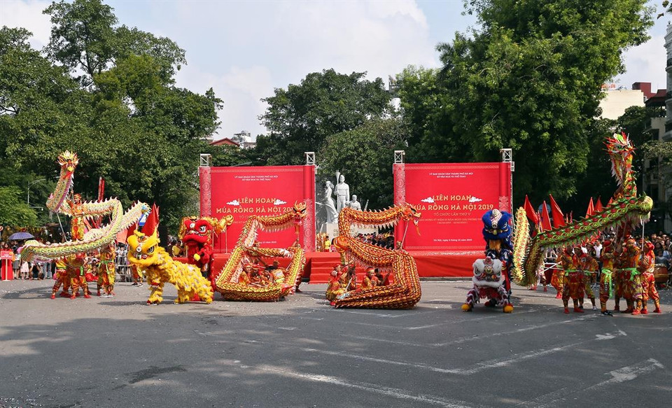 Dragon dance performances to celebrate the 65th anniversary of Hanoi's Liberation Day (Photo:VNA)