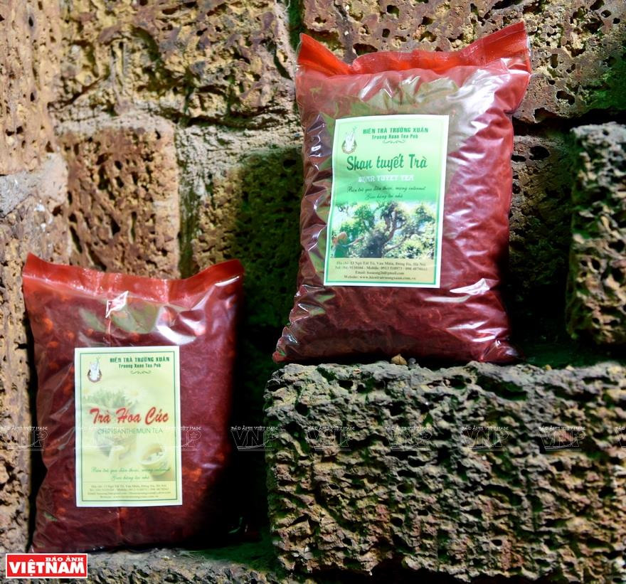 Chrysanthemum and San tuyet tea products (Photo:VNP/VNA)