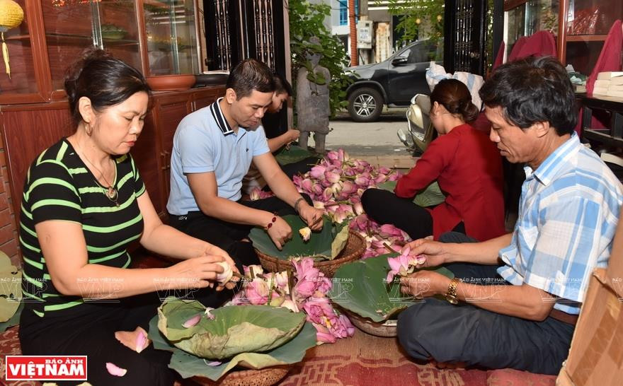 Tea aromatized with lotus is one of famous products of Truong Xuan teahouse (Photo:VNP/VNA)