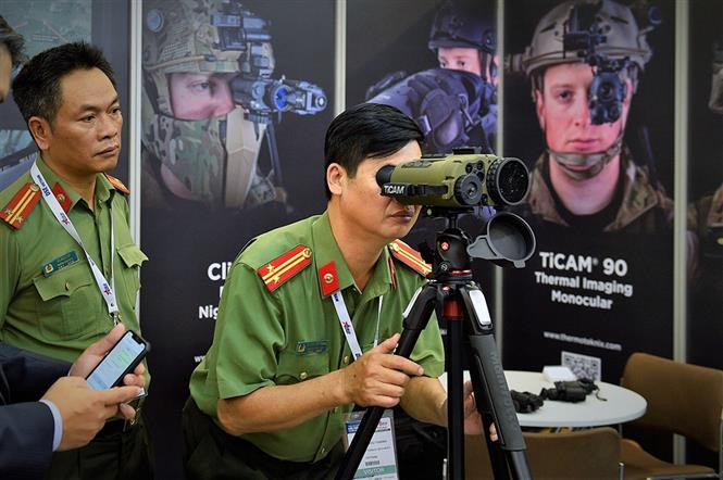 Deletages visit and test equipments at the event (Photo:VNA)