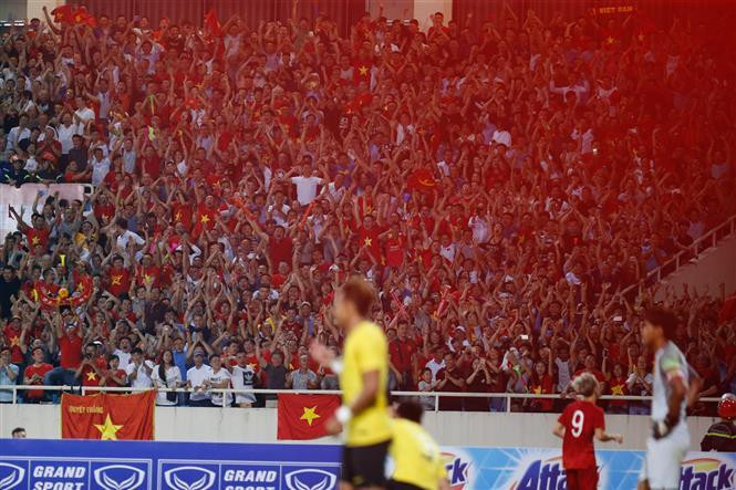 Supporters get excited after Quang Hai’s score (Photo: VNA)(Photo: VNA)