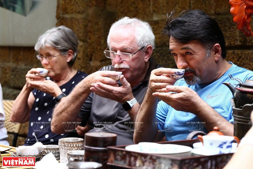Foreign friends enjoy different flavors of tea (Photo:VNP/VNA)