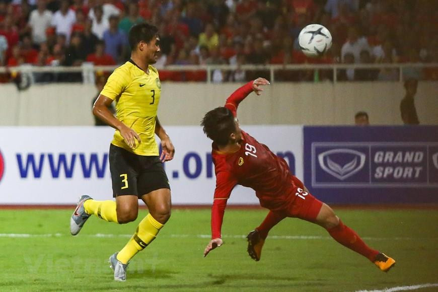 Midfielder Nguyen Quang Hai in action during the match (Photo:VNA)