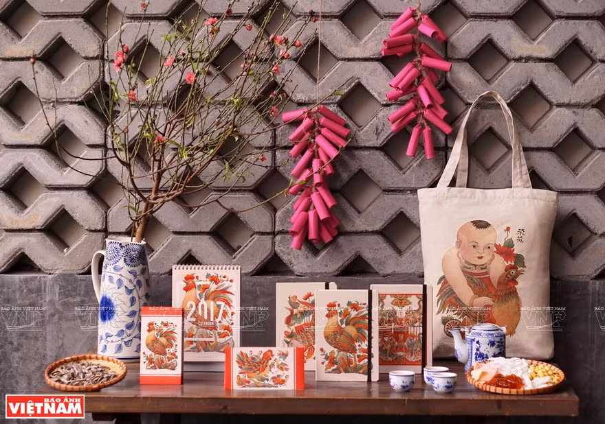 Decorative objects are created with Dong Ho painting patterns (Photo:VNA/VNP)