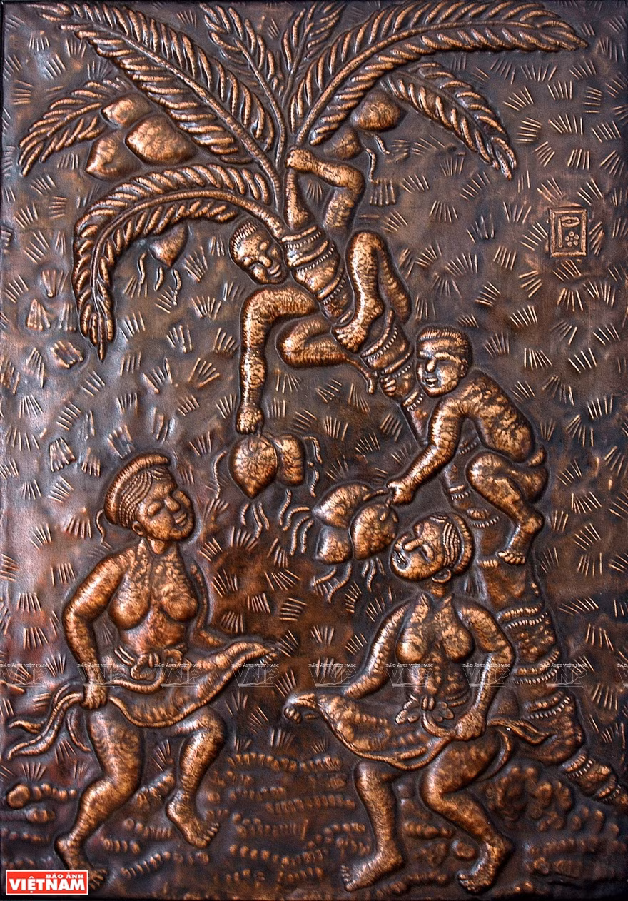 Artisans from Dai Bai village in Bac Ninh have createda bronze painting of 'Scene of Catching Coconuts', a famous Dong Ho painting (Photo: VNA/VNP)