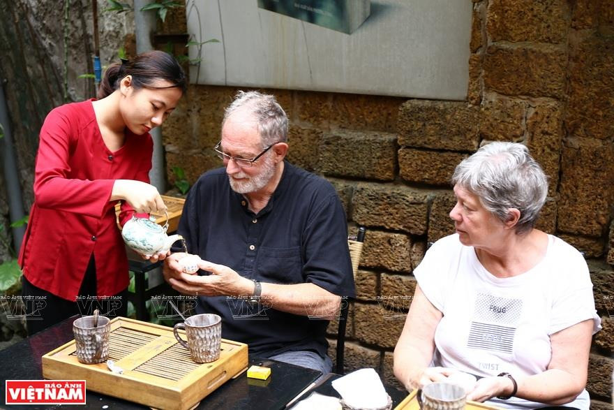 Visitors are interested in enjoying and learning tea culture at Truong Xuan tea house (Photo:VNP/VNA)