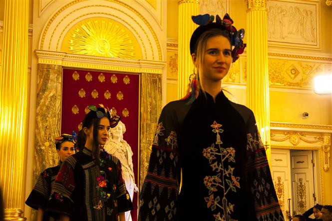 Russian models in Minh Hanh's designs (Photo:VNA)