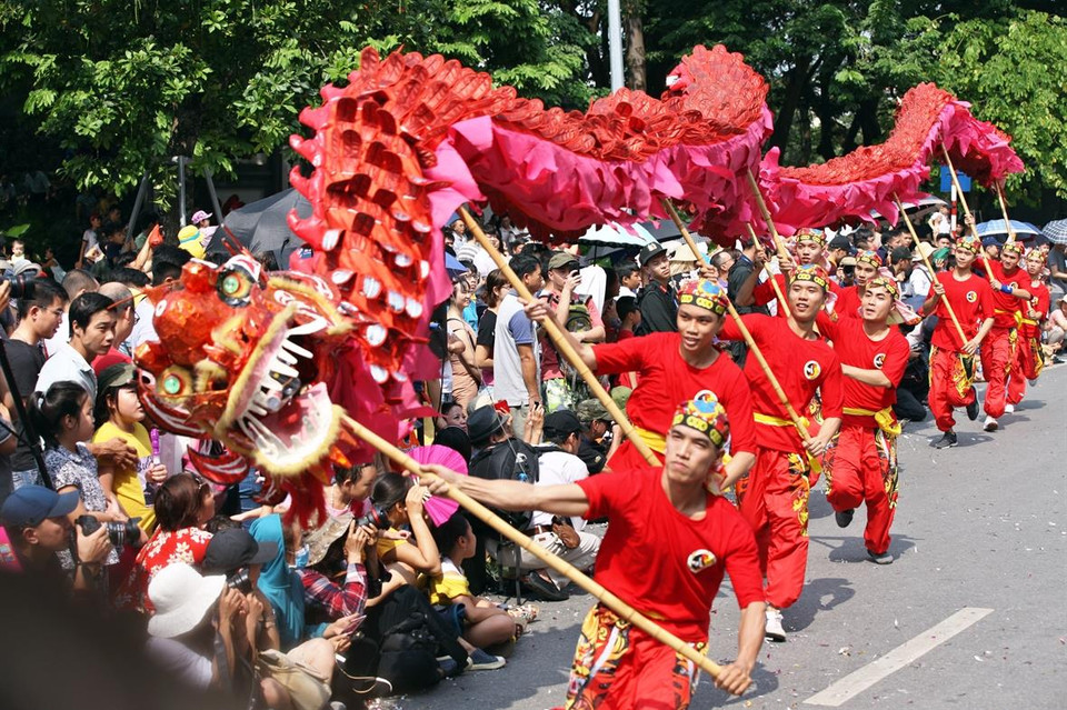 Hanoians get excited to watch dragon dance performances (Photo:VNA)