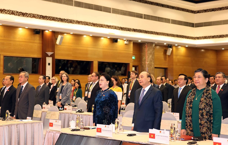 National Assembly Chairwoman Nguyen Thi Kim Ngan, Chairwoman of AIPA-41, Prime Minister Nguyen Xuan Phuc, Chairman of ASEAN 2020 and delegates perform the flag-raising ceremony. (Photo: VNA)