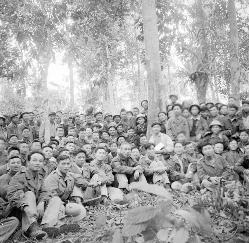 President Ho Chi Minh visits and talks to soldiers, officers participating in the campaign (Photo: VNA)