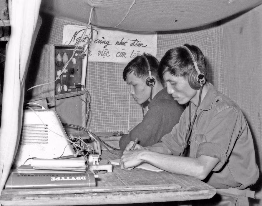 A telegrapher of the B8 department of the Liberation News Agency transmits news. (Photo: VNA)