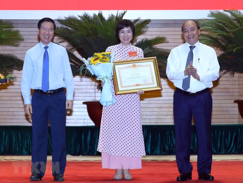 Deputy General Director Vu Viet Trang, on behalf of VNA, receives Prime Minister’s certificate of merit for outstanding achievements in information popularization on COVID-19 prevention and control (June 16, 2000) (Photo: VNA)