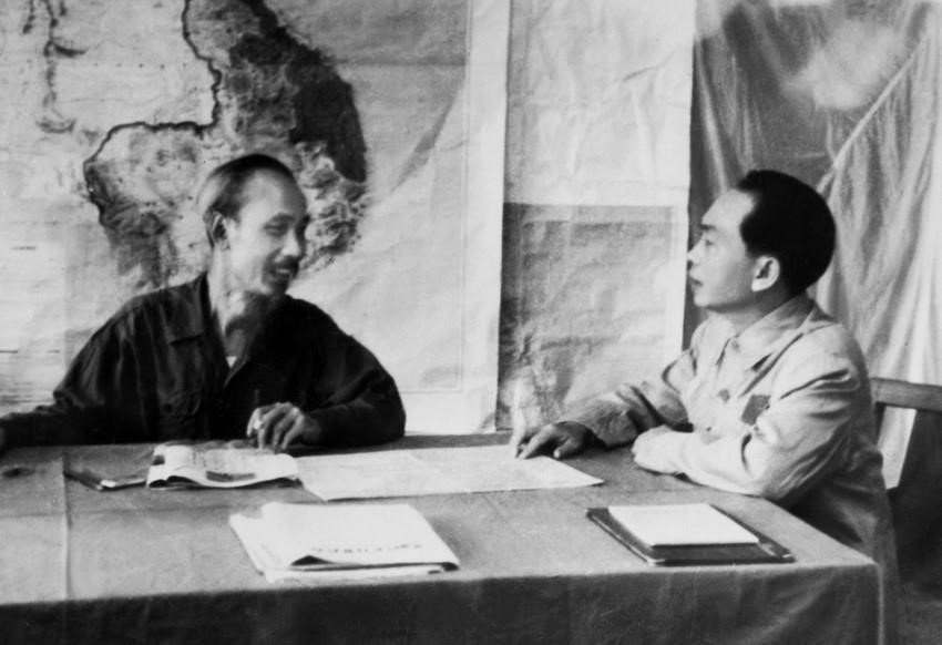 President Ho Chi Minh and General Vo Nguyen Giap study operational plans for the Border campaign (1950) (Photo: VNA)