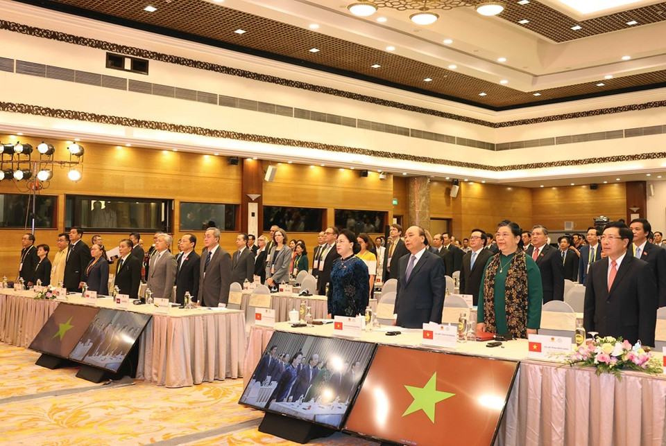 National Assembly Chairwoman Nguyen Thi Kim Ngan, Chairwoman of AIPA-41, Prime Minister Nguyen Xuan Phuc, Chairman of ASEAN 2020 and delegates perform the flag-raising ceremony. (Photo: VNA)