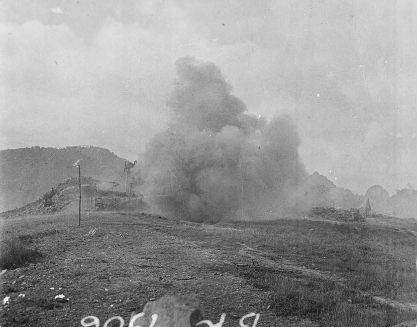 Assault soldiers attack enemy’s bunkers at the Dong Khe front (Photo: VNA)