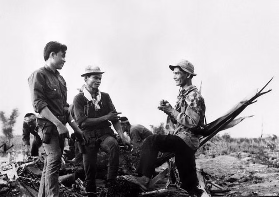 Photographer Phong Van of the Liberation News Agency asked for information about guerilla fighters in An Phu commune, Cu Chi district who shot down an American plane, April 1975. (Photo: VNA)