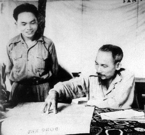 President Ho Chi Minh and General Vo Nguyen Giap study operational plans for the Border campaign (1950) (Photo: VNA)