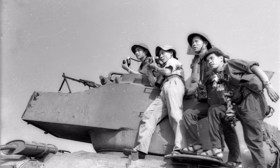 Reporters of the Liberation News Agency worked on the Cu Chi battlefield.( Photo: VNA)
