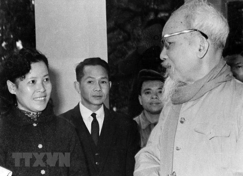 President Ho Chi Minh gives advice to VNA journalist Tue Oanh on how to report on the National Assembly election, third tenure (April 26, 1964). (Photo: File/VNA)