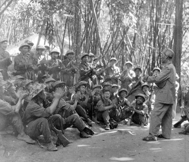 President Ho Chi Minh visits and talks to soldiers, officers participating in the campaign (Photo: VNA)
