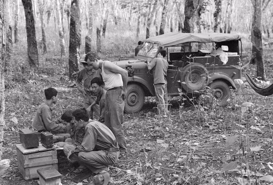 Frontline VNA reporters broadcast news from the battlefield during the Ho Chi Minh Campaign in April 1975. (Photo: VNA)