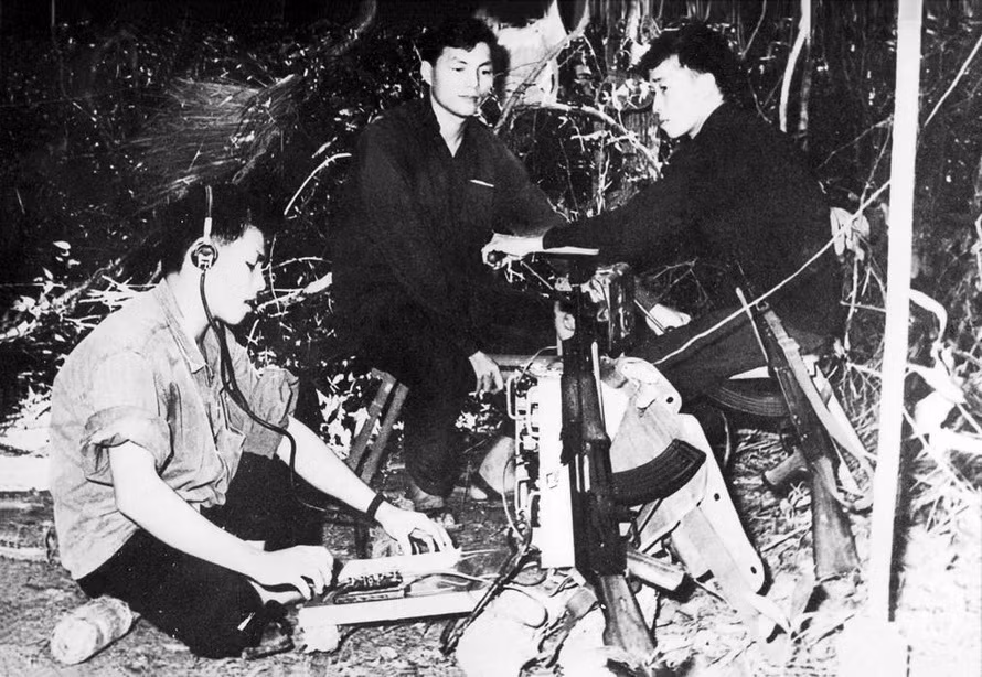 During its 15 years of operation between 1960 and 1975, the Liberation News Agency moved its temporary office dozens of times to ensure the safety of the staff. In the photo: Technicians of the Liberation News Agency send news from the battlefield.(Photo:VNA)