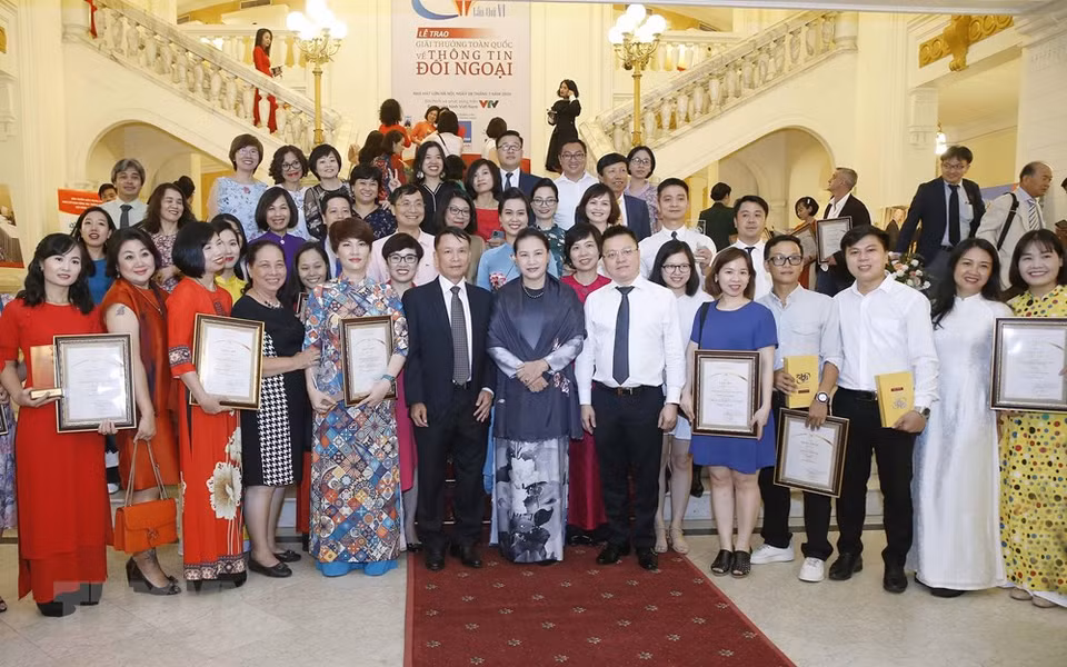 National Assembly Chairwoman Nguyen Thi Kim Ngan and VNA leaders and journalists who win the 2019 National External Information Service Awards (July 28, 2020) (Photo: VNA)