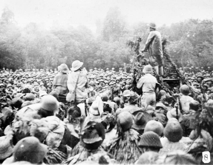 President Ho Chi Minh visits and talks to soldiers, officers participating in the 1950 campaign (Photo: VNA) 