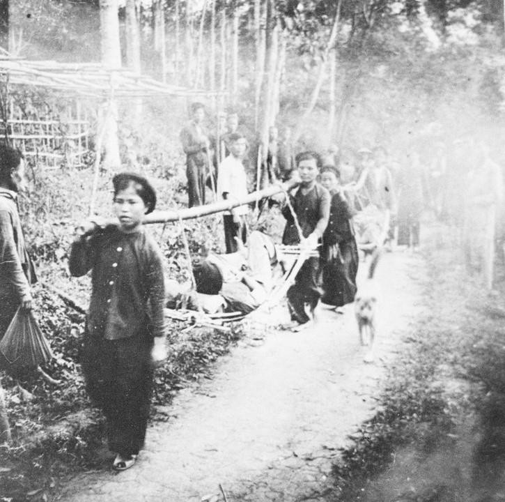 Enemy prisoners are bandaged and rescued by Vietnamese troops at the border front (Photo: VNA)