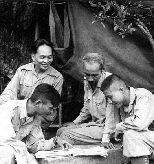 President Ho Chi Minh and General Vo Nguyen Giap and other army officers study operational plans for the Border campaign (1950) (Photo: VNA)
