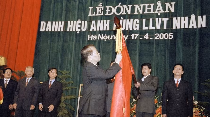 President Tran Duc Luong awarded the title Hero of the People’s Armed Forces to the VNA in 2005. (Photo: VNA)