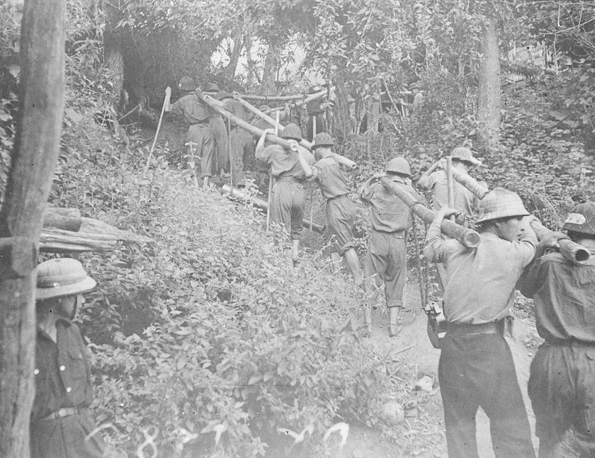 Artillery soldiers carry tonnes of artillery weapons to the border front in 1950 (Photo: VNA)