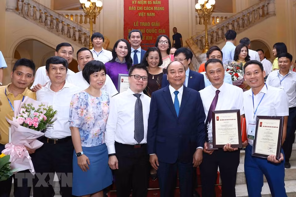 Prime Minister Nguyen Xuan Phuc and VNA leaders and journalists who win the 2019 National Press Award (June 21, 2020) (Photo: VNA)