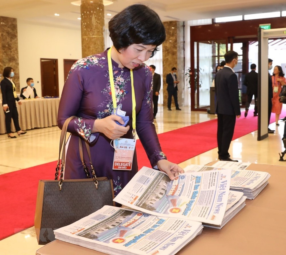 Delegates read Việt Nam News newspaper at the opening ceremony of AIPA-41. (Photo: VNA)