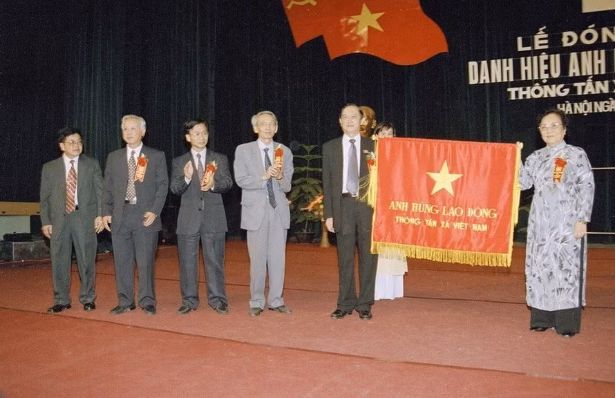 Vice President Nguyen Thi Binh presented the title Labor Hero to the VNA on June 21, 2001.( Photo: VNA)