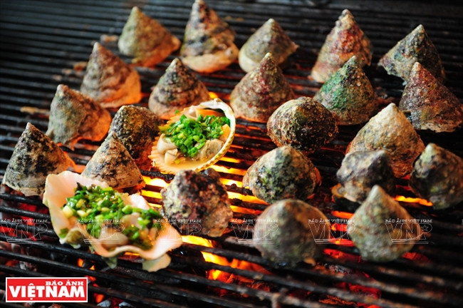 Seafood at Sao beach is always freshly caught by local fishermen (Photo: Vietnam Pictorial)