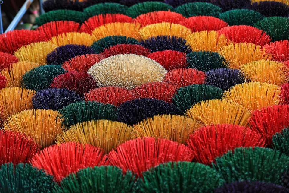 Incense sticks are put together in the form of flowers (Photo: VNA)