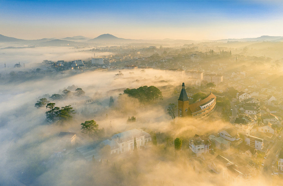 The photo 'Da Lat college at dawn' by Le Nguyen Huy (Photo: organizer)