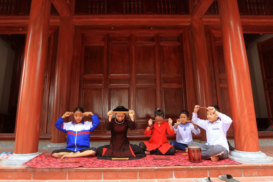 Scenes are set up to prepare for a Ca tru performance of the Dong Mon Ca tru Club. (Photo: VNA)