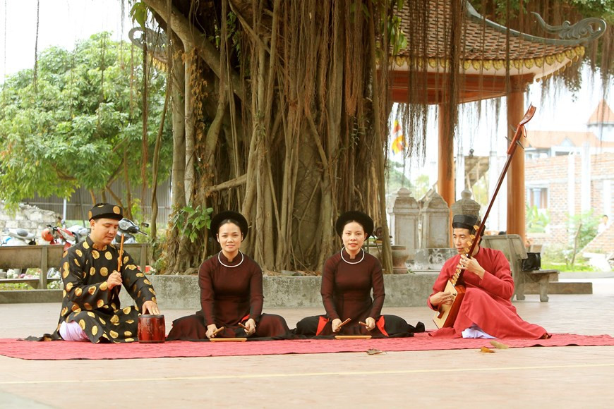 Ca tru is an ancient genre of chamber music featuring female vocalists, with origins in northern Vietnam in the 15th century. It was inscribed on the list of Intangible Cultural Heritage in need of Urgent Safeguarding in 2009. In the photo: Dong Mon's Ca tru singers perform the traditional art of their homeland. (Photo: VNA)