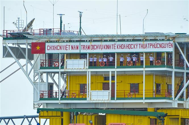 Officials, soldiers from the DK1/15 platform salute a working delegation bringing Tet (Lunar New Year) gifts to them (Photo: VNA)