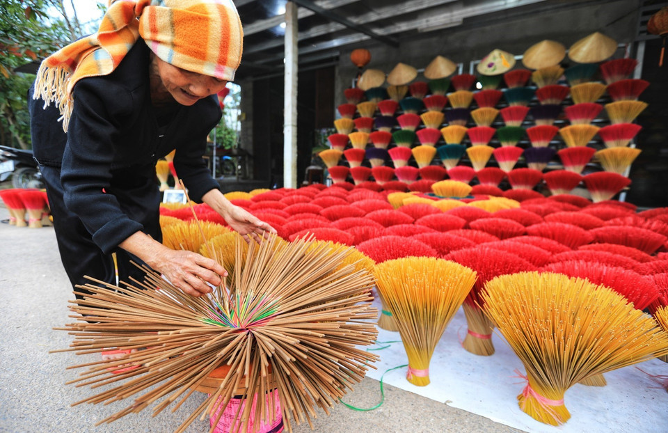 Thuy Xuan locals have turned the traditional craft into a special tourism product (Photo: VNA)