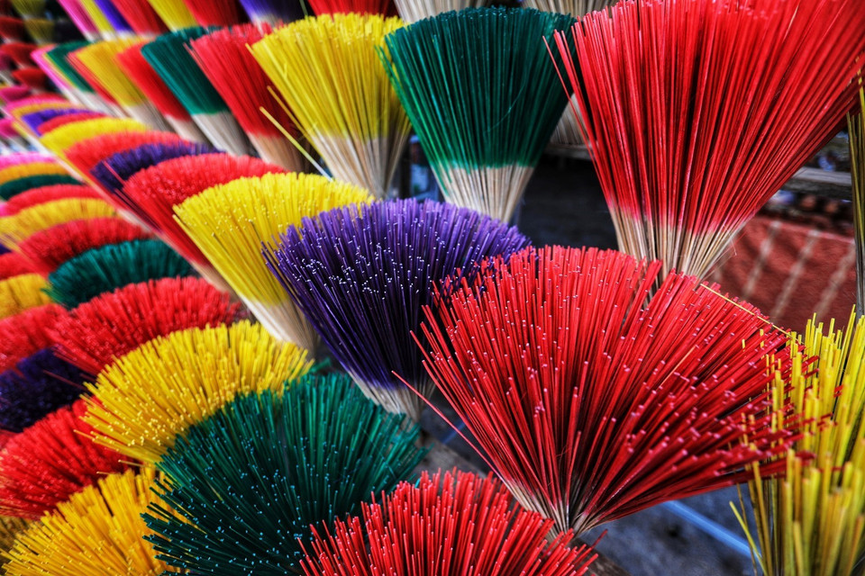 Incense with colourful sticks look like a vibrant blooming flower (Photo: VNA)