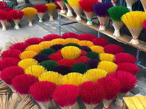 From the original red and brown colour, nowadays Thuy Xuan locals have added more vibrant colours into the incense sticks (Photo: VNA)