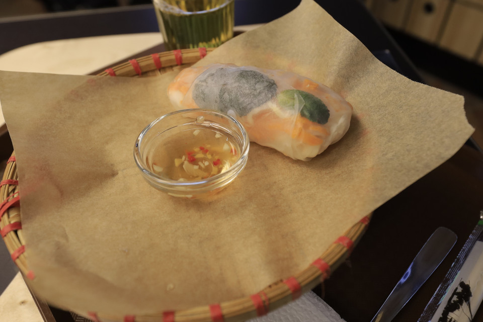 Shrimp rolls and seafood dishes are always attractive to Russian people. (Photo: VNA)