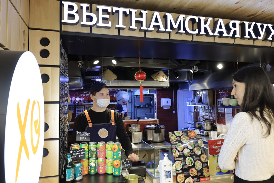 Not only dishes, many drinks imported from Vietnam are winning hearts of local people. (Photo: VNA)